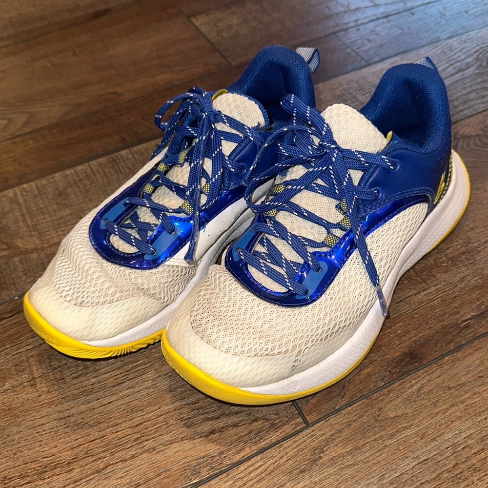 Under armor kids size 6.5 boys great condition